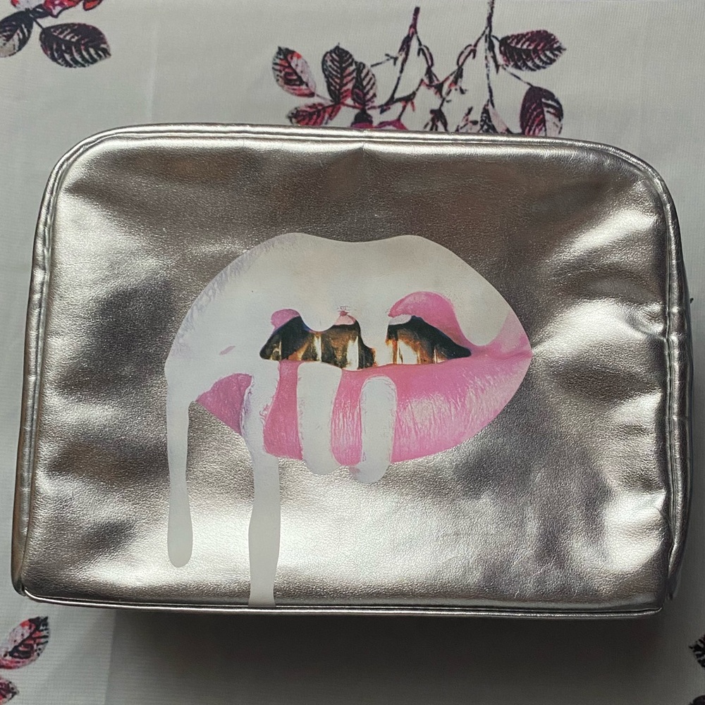 KYLIE MAKEUP BAG